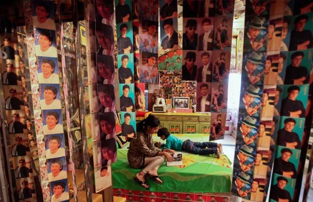Crazy Shah Rukh Khan fan Bollywood 1