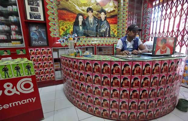 Crazy Shah Rukh Khan fan Bollywood 6